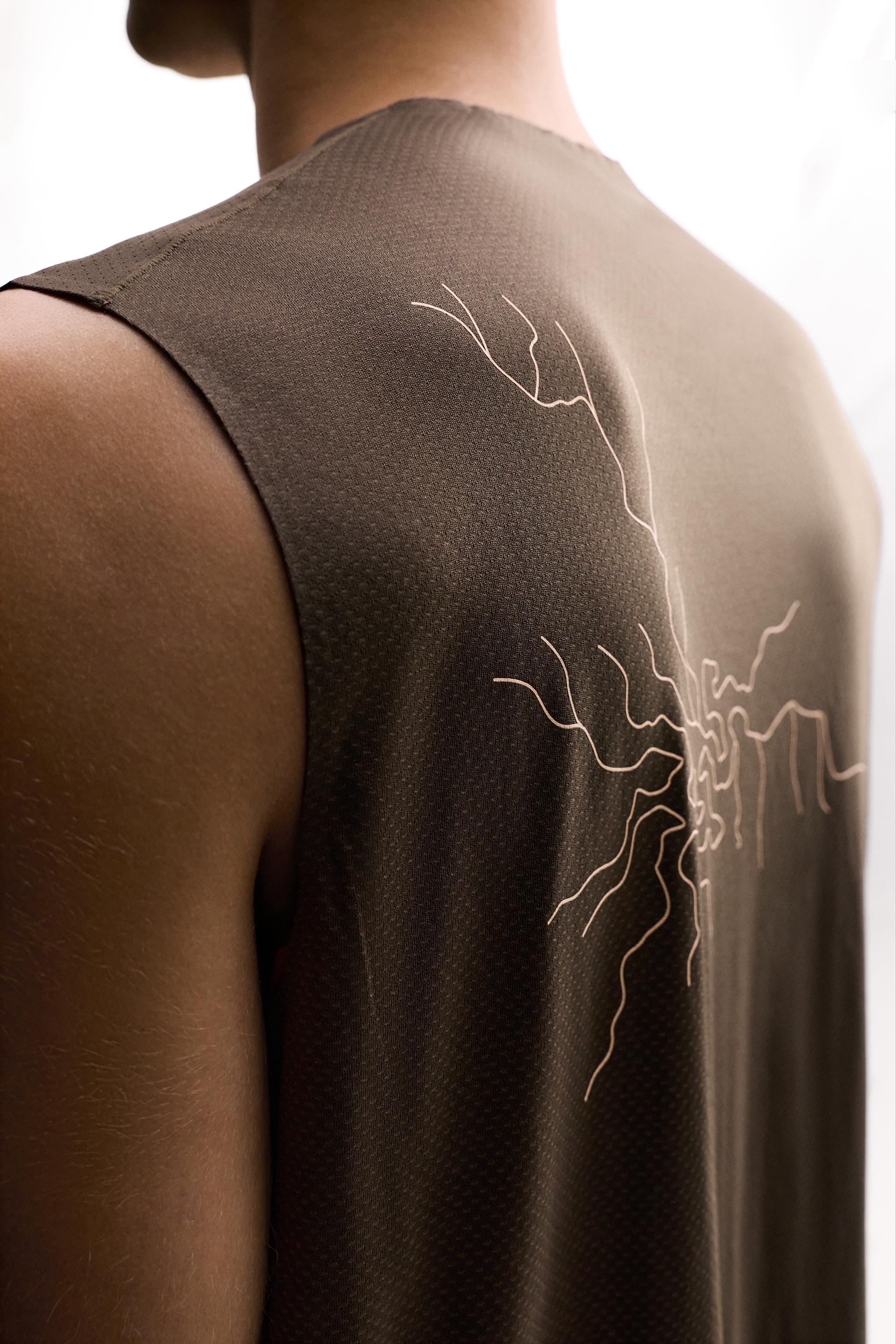 GRAPHIC RUNNING TANK TOP